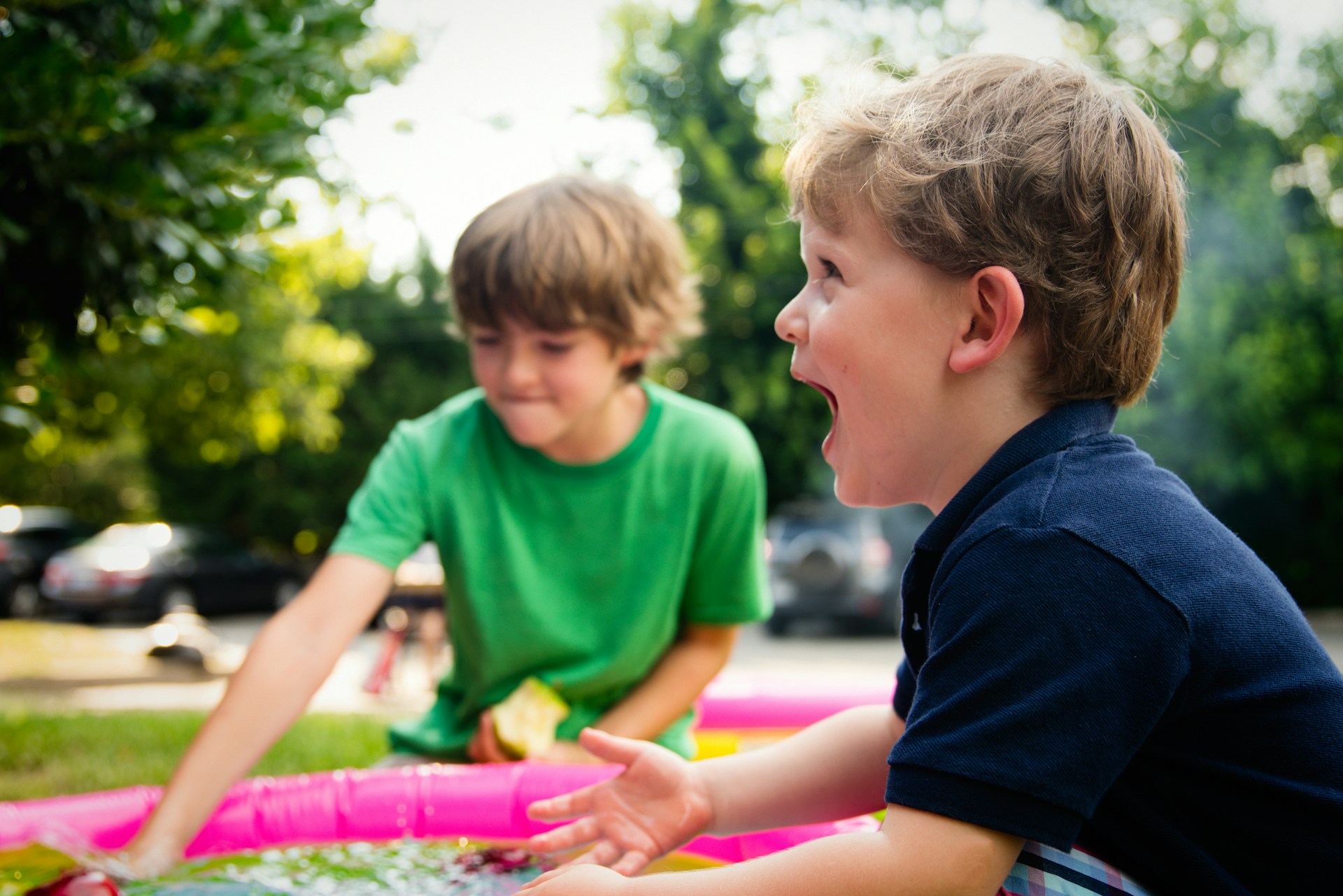 Kinder spielen gemeinsam draußen.