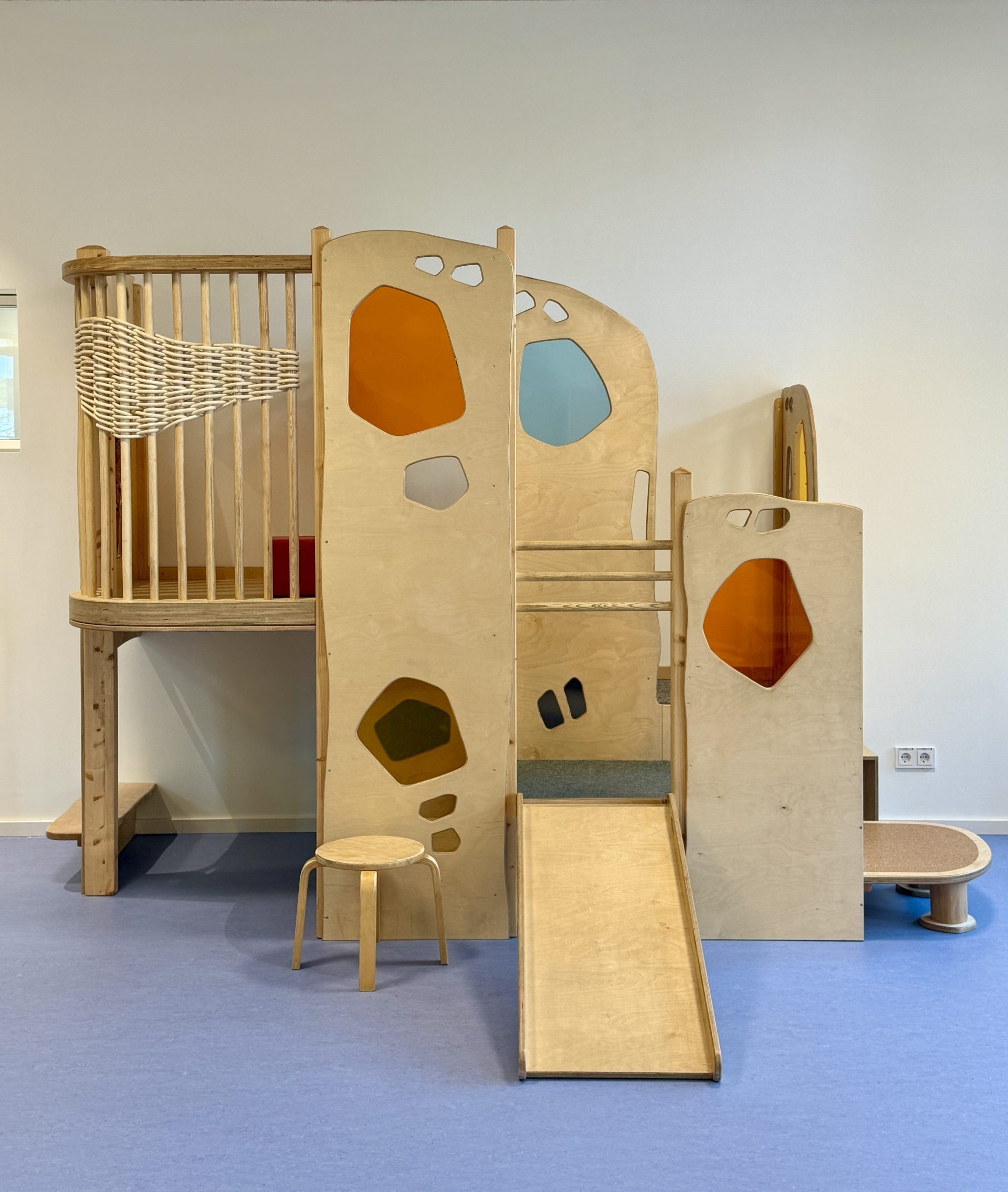Spiel- und Bewegungslandschaft in einem Gruppenraum des MOUSE HOUSE.